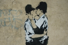 banksy-cop-kiss